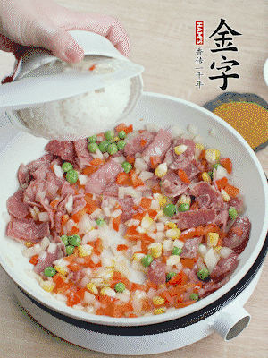 放米飯炒至顆粒分明。