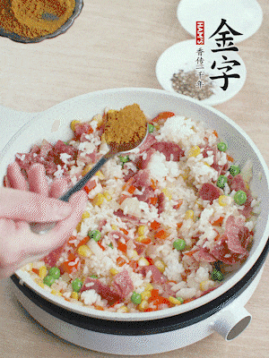 1勺咖喱粉、1/2勺鹽，少許黑胡椒碎炒均。