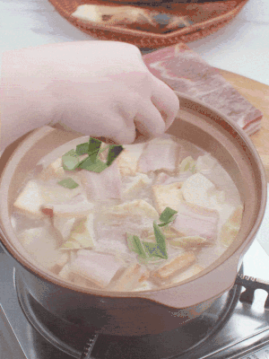 一小撮鹽、糖、雞精調(diào)味，最后撒點(diǎn)蒜葉點(diǎn)綴。