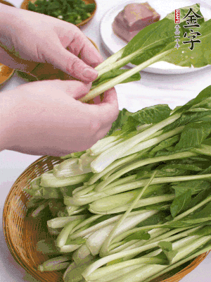 小青菜掰成一片片。