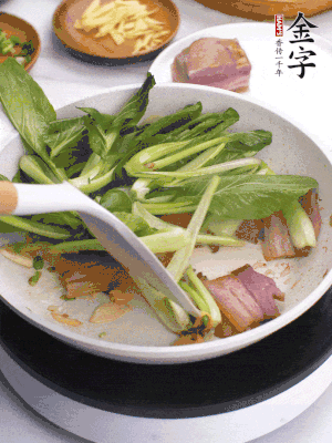 下小青菜翻炒，菜梆子變軟時(shí)，撒一點(diǎn)鹽、雞精調(diào)味。