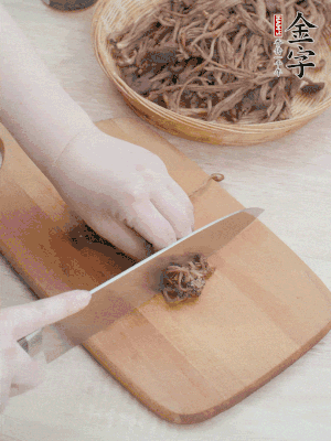 干茶樹菇浸泡過夜，去老根焯水，擠干水份。