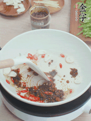 熱鍋涼油，姜蒜、辣椒、金字火腿xo醬炒香。