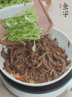 水分煸干，下青椒絲快炒1分鐘。