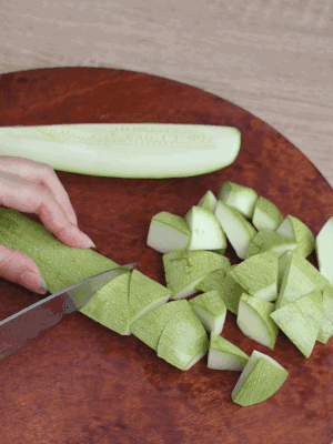 西葫蘆去籽縱向切成4份，斜切成厚片。