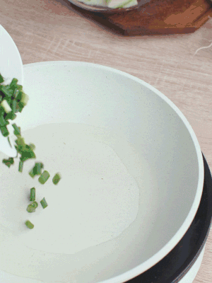 熱油下臘肉、蔥花煸炒，再下西葫蘆。