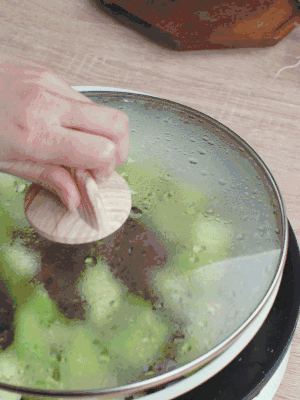 西葫蘆略出水時(shí)，加一小撮鹽調(diào)味。