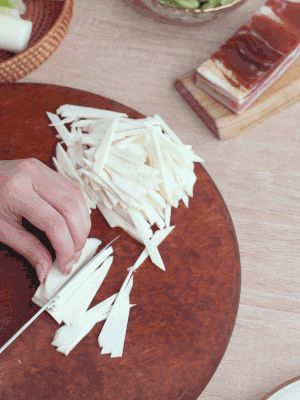 茭白切細絲，鹽水中浸泡防止氧化。