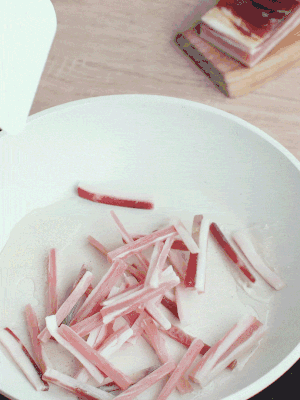 熱鍋涼油，下咸肉絲煸至出油。