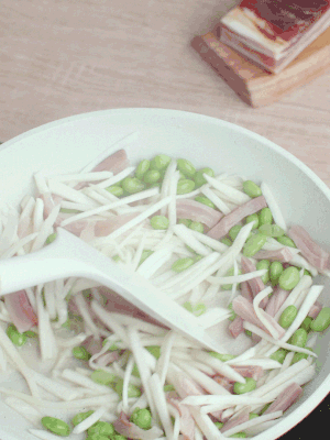 下茭白絲、青豆翻炒。