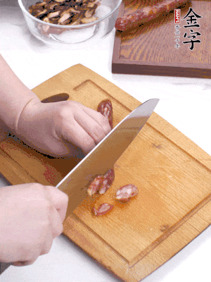 干香菇泡發(fā)切片，金字香腸切片，春筍切大粒。