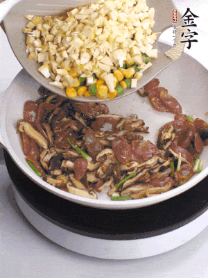 鍋里熱油，爆香蔥白，下香腸片炒至微微出油，加時蔬粒、香菇粒、春筍粒翻炒均勻。