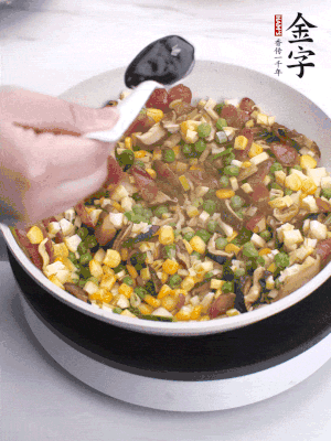 加2勺生抽、1勺蠔油、半勺老抽調味。