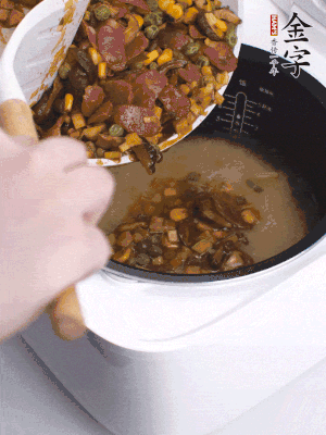 鋪在洗好的大米上，加清水，與食材持平。