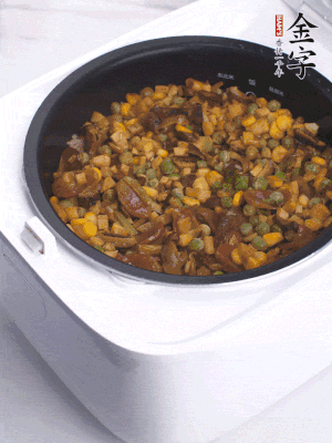 電飯煲按煮飯鍵，出鍋撒蔥花。