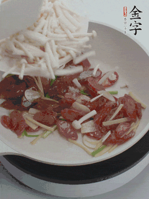 放白玉菇、青紅辣椒、雞蛋。