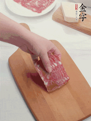 金字培根火腿改刀切小片；白洋蔥切丁；新鮮豌豆剝殼。