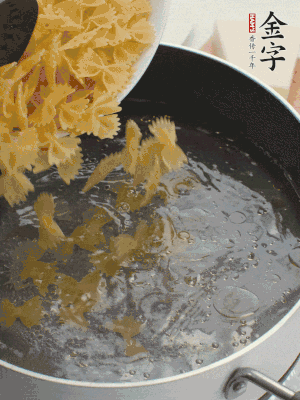 蝴蝶面加橄欖油煮熟；豌豆焯水30秒。