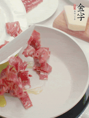 橄欖油煸香金字培根火腿。依次下豌豆、蝴蝶面、洋蔥。