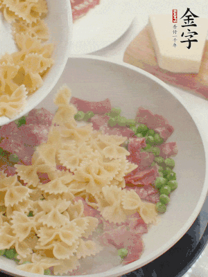 1小勺鹽調(diào)味，混合一起燉煮一下。