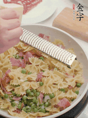 收汁后加入帕爾瑪芝士、歐芹碎和檸檬汁。