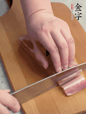 百合切去頭尾，分開(kāi)洗凈;咸肉切薄片。