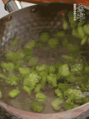 鍋中水沸，放一撮鹽，下蠶豆豆瓣焯3分鐘，下百合，3秒撈出，一起撈出瀝水。