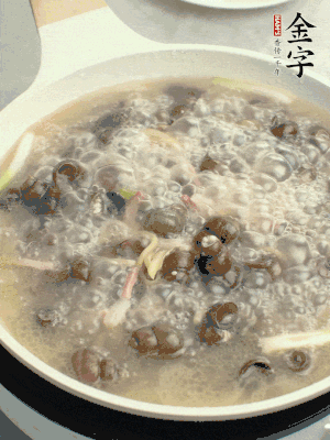 放辣椒，加一點鹽、糖，大火翻炒。