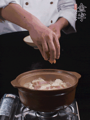 下蝦仁干，煮5分鐘。撒蒜葉，煮1分鐘。