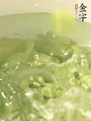 新鮮蠶豆熱水焯水30秒，然后浸入涼水。