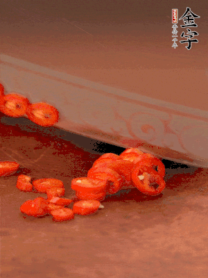 小米辣切圈，大蒜切片。