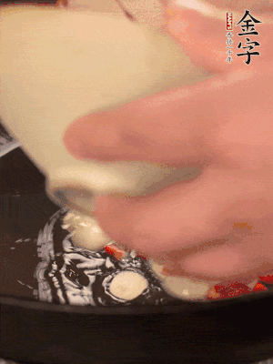 豬油潤(rùn)鍋，下辣椒、大蒜、火腿片煸香。