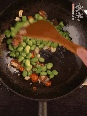 再下蠶豆煸炒，加1勺料酒調(diào)味。