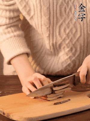 金字淡咸肉、香干分別切丁。