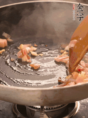 熱油爆香大蒜粒，煸香咸肉丁，淋一勺黃酒調(diào)味。