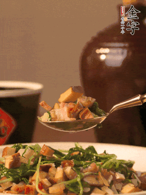 出鍋前嘗味，味淡加點(diǎn)鹽。