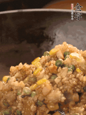 再下糯米，1勺蠔油、2勺生抽調(diào)味翻炒均勻。