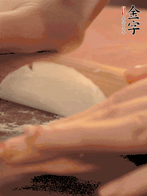 餃子皮邊緣搟薄，整體搟成1.5倍大小。