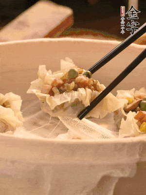 包好的燒賣放在蒸籠上，水開(kāi)后蒸8分鐘左右。