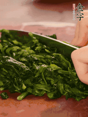 洗凈的菠菜加鹽焯水，撈出晾涼后攥干切碎。胡蘿卜切細(xì)絲。金字烤腸切園片。