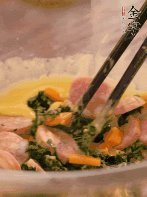 雞蛋、面粉、玉米油攪拌到無(wú)顆粒狀態(tài)。再加入菠菜、胡蘿卜、烤腸。少許鹽調(diào)味。