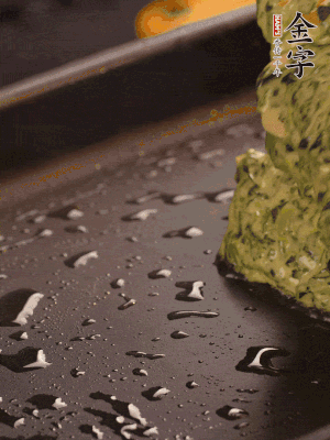 熱鍋擦一下油，下面糊攤平。