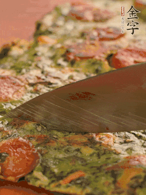 小火煎3分鐘后翻面，蓋蓋兒燜2分鐘。