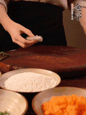 胡蘿卜去皮切丁。蝦仁切小塊。糯米提前浸泡半天。