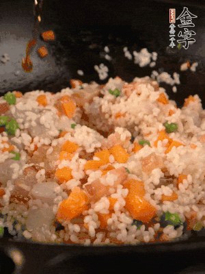 加入糯米翻炒均勻。最后加入蝦仁，用1勺料酒、1勺生抽、1/2勺鹽調(diào)味。