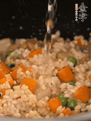 把食材轉(zhuǎn)移到電飯鍋中，倒入點(diǎn)清水，正常煮飯。