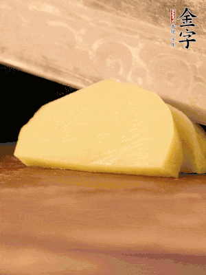 土豆去皮切丁。水開后，放入鍋中煮2-3分鐘，撈出瀝干水分。