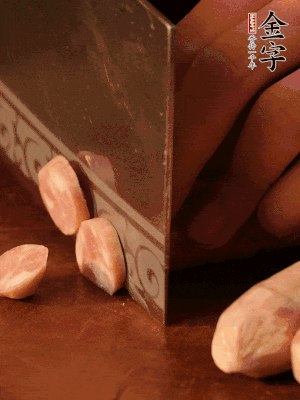 金字烤腸切圓片。