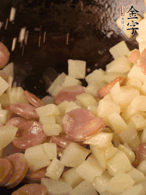 再放烤腸片煎熟。撒點(diǎn)鹽、孜然粉、辣椒面。