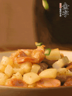 翻炒均勻，撒上蔥花后即可。